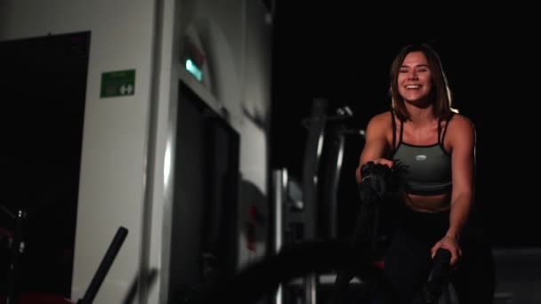 Atleta haciendo ejercicio con cuerdas pesadas en el gimnasio . — Vídeos de Stock