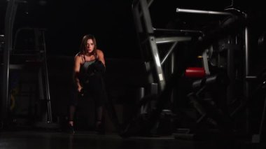 Kadın atlet spor ağır halatlar ile çalışma dışarı.