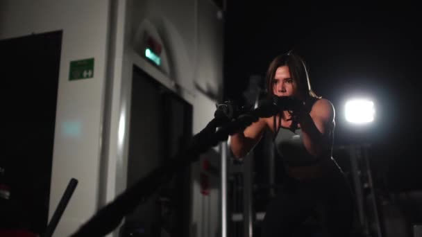 女运动员在健身房用沉重的绳索工作. — 图库视频影像