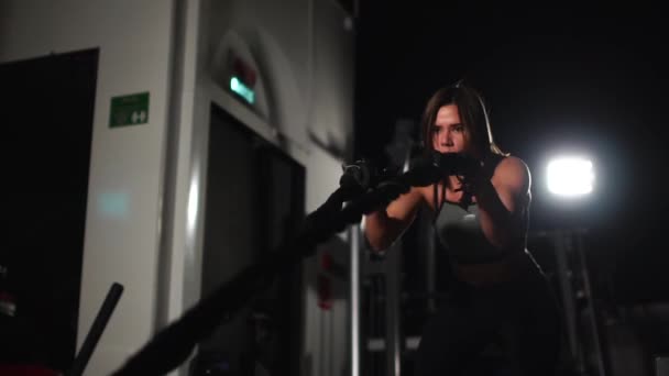 Atleta haciendo ejercicio con cuerdas pesadas en el gimnasio . — Vídeos de Stock