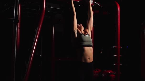 Fitness-Frau mit hängendem Bein - eine der effektivsten Bauchmuskelübungen. — Stockvideo