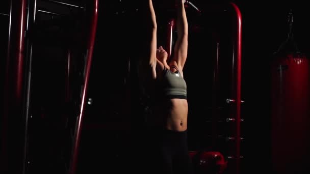 Фітнес жінка виконує висячі ногу піднімає здійснювати - один з найбільш ефективних вправ ab. — стокове відео