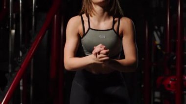 Fitness step, eğitim, aerobik, spor kavram - adım yapıyor Stepper ile kapalı aerobik, atletik kadın eğitmen. Fitness Egzersiz yapıyor adım platform kadınla.