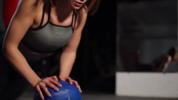 Sportovní bruneta staví kliků na hmota v tělocvičně uvedení stopky na mobilním telefonu. Box trénink, bojové sporty. — Stock video