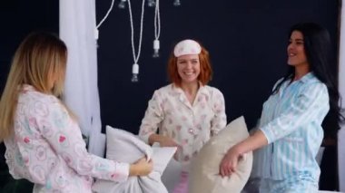 Üç genç seksi kadın yastık düğün onuruna bir Pijama partisinde kavga. Gülüyor ve şakacı gülümseyen güzel kadın. Pijama partisi