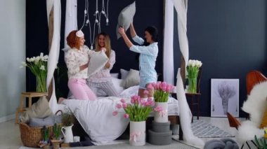 Üç genç seksi kadın yastık düğün onuruna bir Pijama partisinde kavga. Gülüyor ve şakacı gülümseyen güzel kadın. Pijama partisi.