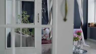 Üç genç seksi kadın yastık düğün onuruna bir Pijama partisinde kavga. Gülüyor ve şakacı gülümseyen güzel kadın. Pijama partisi. Yatakta onun arkadaşlarıyla dans. Kamera hareketleri
