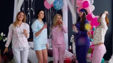 Gülüyor ve konfeti ağır çekim 120 kare / saniye içinde başlatılması pijama gülümseyen kız bir grup. Partide hava parlak şeker atmak. Düğünden önce pijama partisi. Çok yavaş hareket