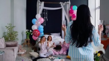 Bir daire darbeleme oturan nedime gözlük şampanya ile dilek ve yaklaşan evlilik için mutlu söylüyorlar. Mutlu olay için tebrik ederim. Kız dans şampanya bardağı taşır
