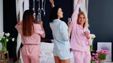 Gülüyor ve kameraya bakarak yatakta düğün üç nedime dans önce pijama partisi. Parti öncesi düğün bekarlığa veda partisi. Müziğin ritmine hareket seksi eşek. Yangın