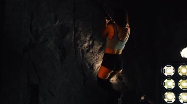 Spor Fitness modeli kız kısa şort pull-up zincirleri ile gerçekleştirme