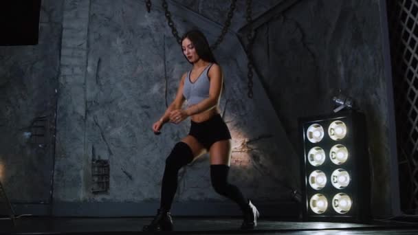 Delgado hermoso deportivo sexy chica haciendo saltos en una pierna para fortalecer los músculos de los muslos y las nalgas — Vídeo de stock