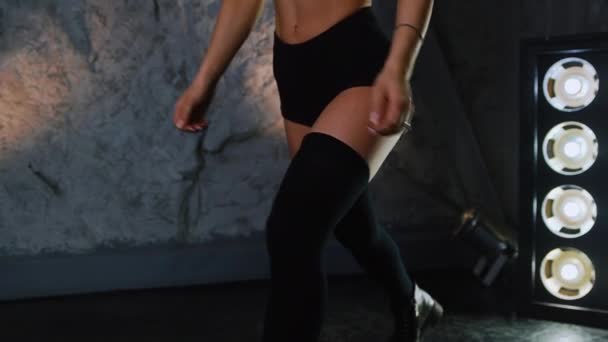 Slender beautiful sporty sexy girl doing lunges on one leg to strengthen the muscles of the thighs and buttocks. — Stock Video