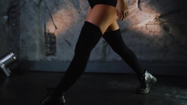 Schlanke schöne sportliche sexy Mädchen tut Ausfallschritte auf einem Bein, um die Muskeln der Oberschenkel und Gesäß zu stärken. — Stockvideo