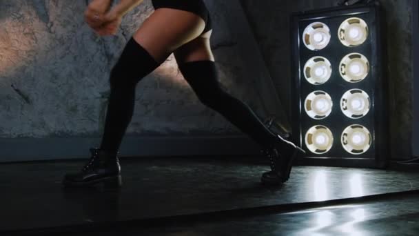 Karcsú szép sportos szexi lány csinál lunges egyik lábát, hogy erősítse az izmok a comb és a fenék. Hátulsó nézet — Stock videók