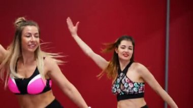 İki güzel spor kız bir kanguru özel fitness ayakkabı gibi atlama etkin bir yağ yakıcı egzersiz yapın. Dayanıklılık için kardiyo egzersiz. Kango atlama