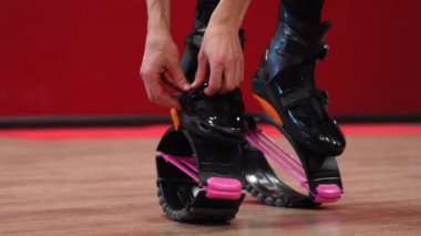 Kangoo tutan spor kız Close-Up atlar. Güzel spor ayakkabı içinde güzel kızlar. Eğitim kalori yakma. yerdeki iki kız. ağır çekim. ZIP çizme yukarıya, yakın çekim