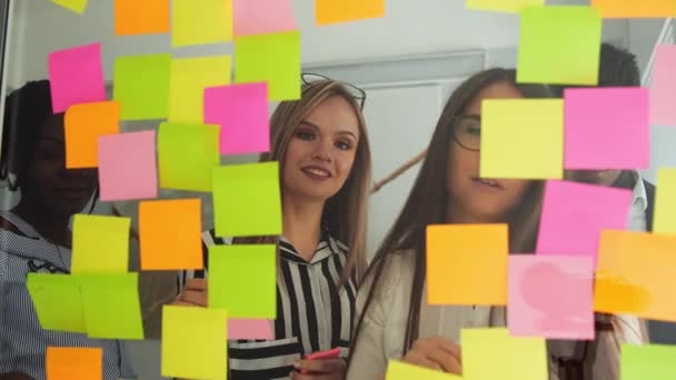 Kreatív csapat brainstorming ötletek dolgozik együtt adatmegosztásra óra után, késő este modern üveg irodában — Stock videók