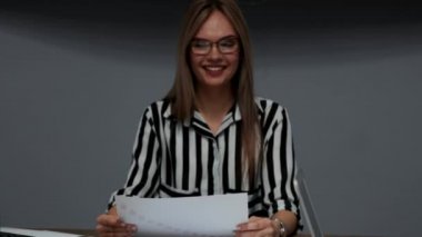 Güzel bir cinsel sarışın yönetmen şirketinin çalışanları mali tablolar için son çeyrek sonra dinler. Bir kadın bir şirketi yönetiyor