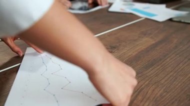Büyüme ve cryptocurrency Döviz Piyasası düşüş yakından görmek. İnsanlar farklı milletlerden sürücünün zamanında teslim.