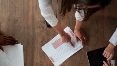 Üstten Görünüm büyük masanın arkasında beyin fırtınası farklı milletlerden yaratıcı yöneticilerin office ekibi yapar. Borsa sorunların tartışılması. Yükselişi ve düşüşü