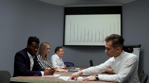 Conclusión multietnicita transacciones mutuamente beneficiosas entre afroamericanos y europeos. Transferencia de propiedad en la sala de conferencias. El Consejo de Administración. Reunión de negocios . — Vídeos de Stock