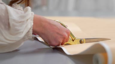 Teyp-line boynunda terzilik stüdyoda ayakta ve tebeşir ve kural ile çizgi çizme ile genç kadın tasarımcı. Gelecekteki giysiler için bir desen atelier kesmek içinde kadın modacı.
