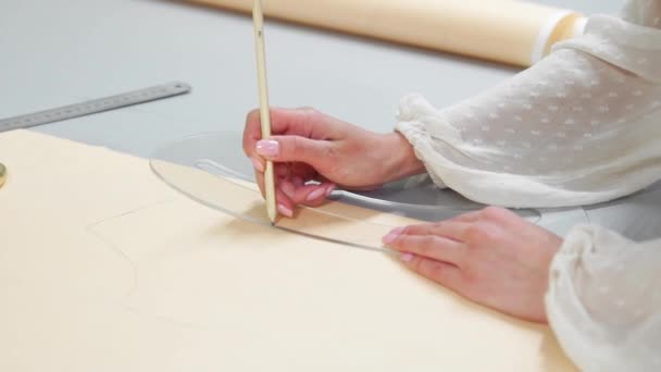 Diseñadoras de moda femenina dibujando bocetos para la ropa en el taller. Secuencia — Vídeos de Stock