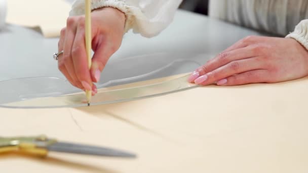 Diseñadoras de moda femenina dibujando bocetos para la ropa en el taller. Secuencia — Vídeo de stock