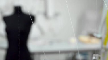 Portre profesyonel dikiş makinesi çalışma ince beyaz iplik ile üç büyük bobin. Gerçek zamanlı tam hd video görüntüleri