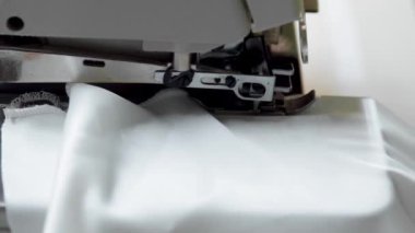 İşlemi gösteren bir dikiş makinesi üzerinde kapat