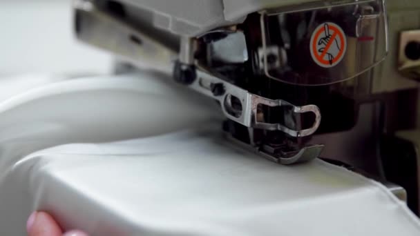 Primer plano en una máquina de coser que muestra el proceso — Vídeo de stock