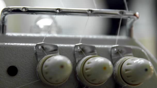 Gros plan sur une machine à coudre montrant le processus 