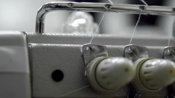 Zblízka na šicí stroj ukazuje proces — Stock video