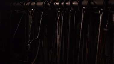 Bir demirci ocağı, alevler fanning araçları kullanarak closeup köz önler, uçan tarafa ağır çekimde kıvılcım. Demirci el Close-Up.