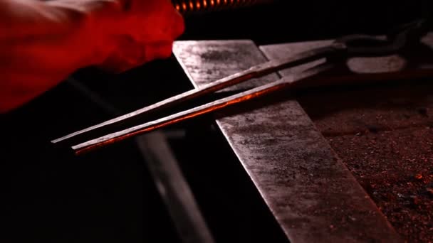 一个铁匠的特写, 用工具防止余烬, 在缓慢的运动中飞向侧面。铁匠手特写. — 图库视频影像