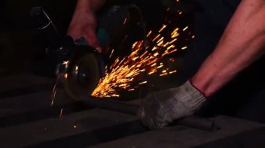 Elektrikli testere ve eller ile işçinin closeup kıvılcım. Öğütücü ile çalışma dostum, araç, kıvılcım sinek, gerçek durumu resim kapat.