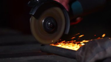 Elektrikli testere ve eller ile işçinin closeup kıvılcım. Öğütücü ile çalışma dostum, araç, kıvılcım sinek, gerçek durumu resim kapat.