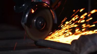 Elektrikli testere ve eller ile işçinin closeup kıvılcım. Öğütücü ile çalışma dostum, araç, kıvılcım sinek, gerçek durumu resim kapat.