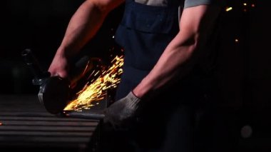 Elektrikli testere ve eller ile işçinin closeup kıvılcım. Öğütücü ile çalışma dostum, araç, kıvılcım sinek, gerçek durumu resim kapat.