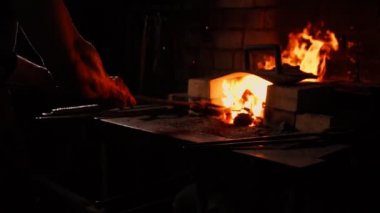 Metal keskin su soğutma tarafından sertleştirme. Buhar vardır. Demirci eski bir teknoloji kızgın ateşe tempers. Eski silahlar oluşturulması. Demirci Armory.