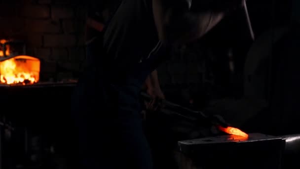 矢印の先端に炉からの溶銑を取得します。熱い金属をハンマーします。スローモーション、すべての方向で飛ぶ金属の火花します。古代の職人技. — ストック動画