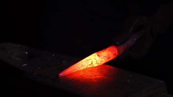 Holen Sie sich aus dem Ofen heißes Metall, um einen Schwertkrieg zu führen. Meister der antiken Kunst schafft Metallprodukte. Schmiede hämmern in Zeitlupe auf roten Metallfunken. — Stockvideo