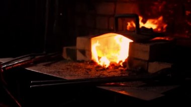 Metal keskin su soğutma tarafından sertleştirme. Buhar vardır. Demirci eski bir teknoloji kızgın ateşe tempers. Eski silahlar oluşturulması. Demirci Armory.