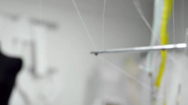 Portre profesyonel dikiş makinesi çalışma ince beyaz iplik ile üç büyük bobin. Gerçek zamanlı tam hd video görüntüleri