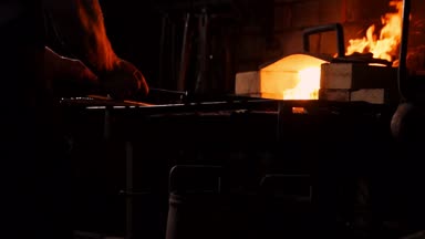 Metal keskin su soğutma tarafından sertleştirme. Buhar vardır. Demirci eski bir teknoloji kızgın ateşe tempers. Eski silahlar oluşturulması. Demirci Armory.