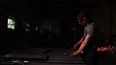 Metal ve çeliği bileşik demir testeresiyle kesmeye çalışan endüstriyel mühendis. Keskin, dairesel bıçakla.