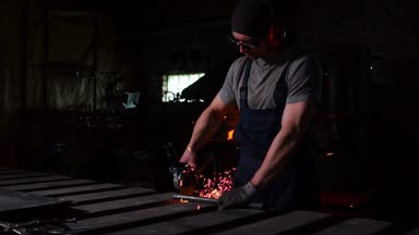 Metal ve çeliği bileşik demir testeresiyle kesmeye çalışan endüstriyel mühendis. Keskin, dairesel bıçakla.