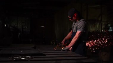 Metal ve çeliği bileşik demir testeresiyle kesmeye çalışan endüstriyel mühendis. Keskin, dairesel bıçakla.