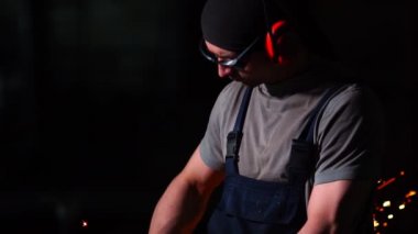 Metal ve çeliği bileşik demir testeresiyle kesmeye çalışan endüstriyel mühendis. Keskin, dairesel bıçakla.